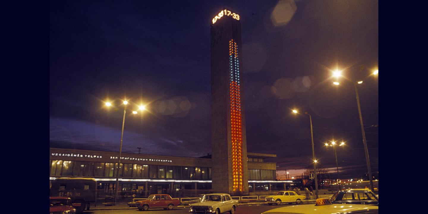 Rīgas Centrālās dzelzceļa stacijas pulksteņa tornis ar daudzprogrammu sinhronu gaismas sistēmu. 1980.&nbsp;&nbsp;Autoru kolektīvs: Jānis Krievs, Aivars Bērziņ&scaron;, Izrails Blumenaus, Georgs Grīnbergs un citi.&nbsp;Foto no Latvijas Laikmetīgās mākslas centra arhīva&nbsp;