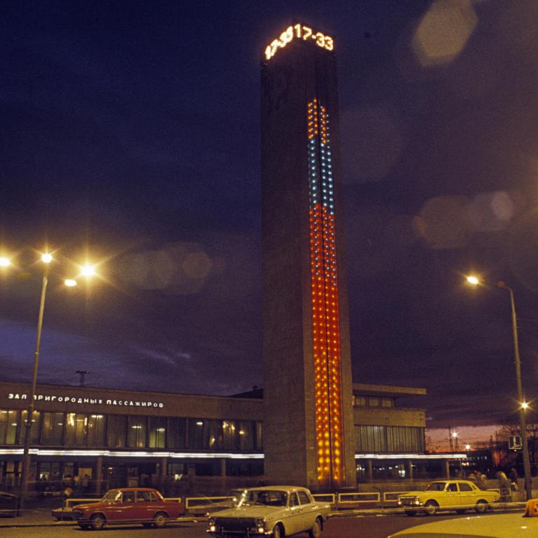 Rīgas Centrālās dzelzceļa stacijas pulksteņa tornis ar daudzprogrammu sinhronu gaismas sistēmu. 1980.&nbsp;&nbsp;Autoru kolektīvs: Jānis Krievs, Aivars Bērziņ&scaron;, Izrails Blumenaus, Georgs Grīnbergs un citi.&nbsp;Foto no Latvijas Laikmetīgās mākslas centra arhīva&nbsp;