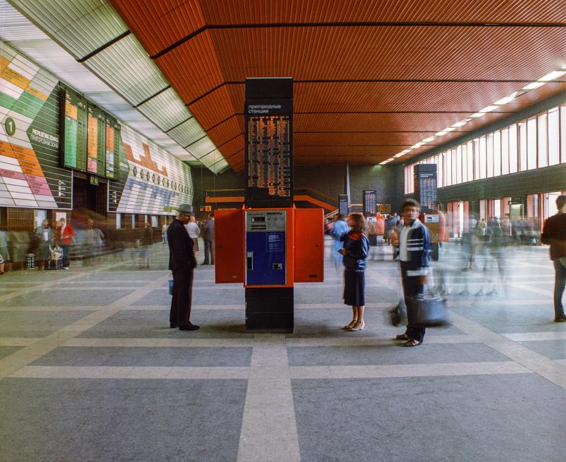 Rīgas Centrālās dzelzceļa stacijas piepilsētas vilcienu zāles interjers. 1980. gadi. Fotogrāfijas autors nezināms. Apstrāde: Mārtiņ&scaron; Ratniks. Publicitātes foto