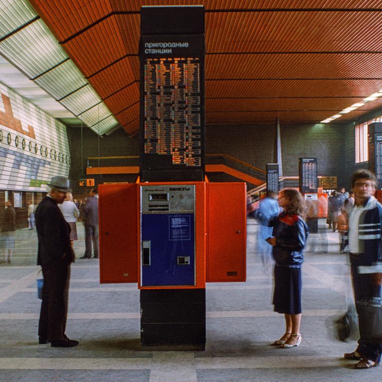 Rīgas Centrālās dzelzceļa stacijas piepilsētas vilcienu zāles interjers. 1980. gadi. Fotogrāfijas autors nezināms. Apstrāde: Mārtiņ&scaron; Ratniks. Publicitātes foto