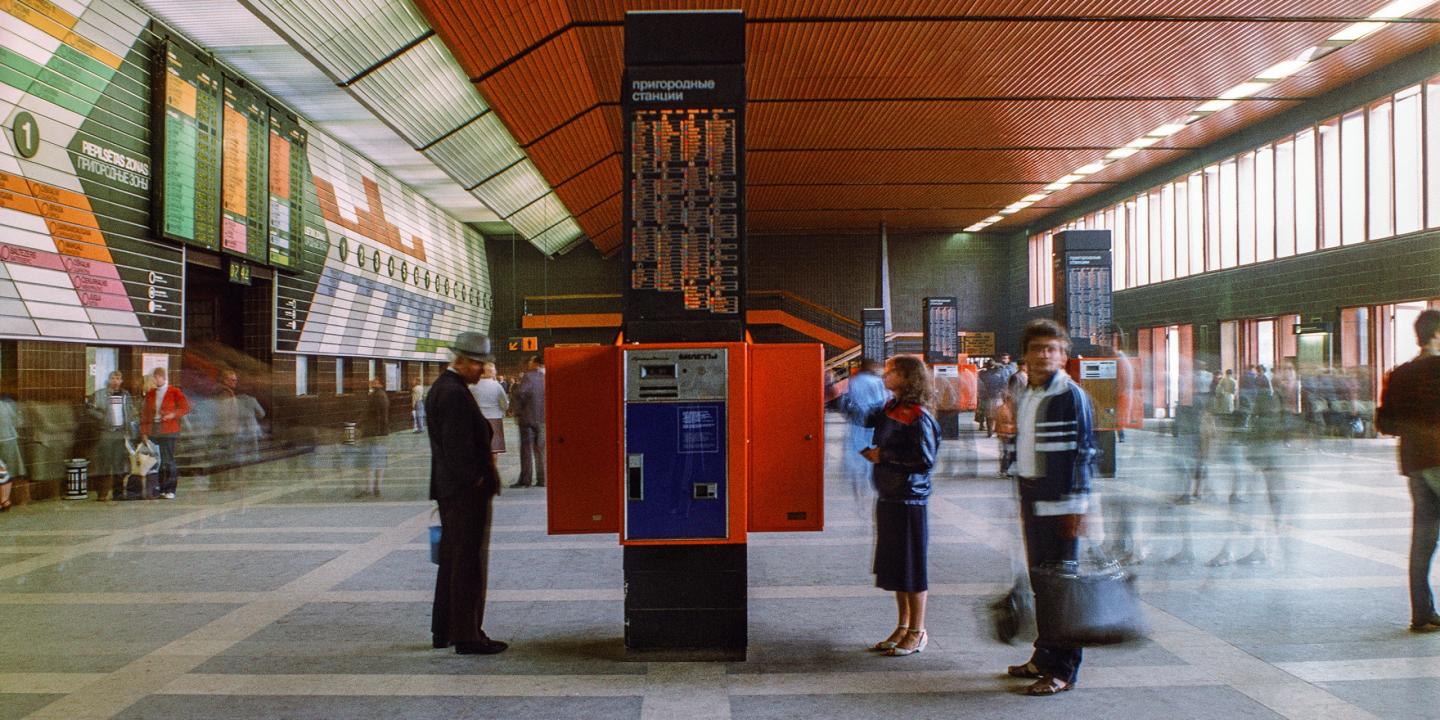 Rīgas Centrālās dzelzceļa stacijas piepilsētas vilcienu zāles interjers. 1980. gadi. Fotogrāfijas autors nezināms. Apstrāde: Mārtiņ&scaron; Ratniks. Publicitātes foto