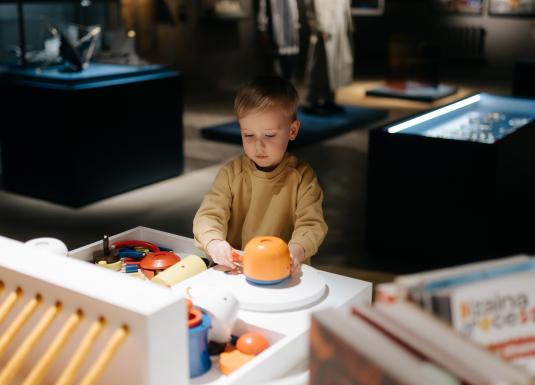 Dekoratīvās mākslas un dizaina muzeja (DMDM) projekts “Dizaina studija bērniem” – Latvijas Muzeju biedrības Gada balvas 2024 laureāts