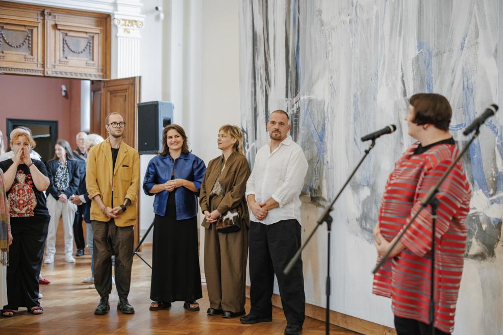 Mākslinieks atklāšanas ceremonija muzeja 3. stāvā. 