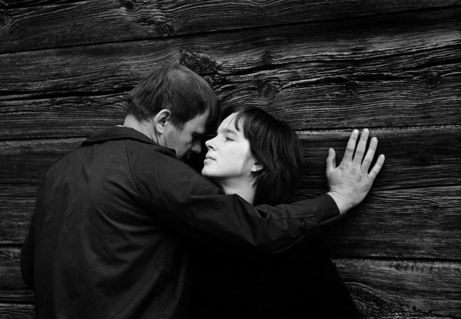 Black and white photo of two people on the wall.