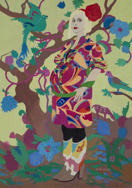 Monika Pormale krāsainā tērpā aiz ziedoša koka.