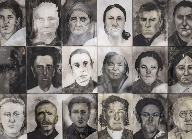 Lauras Veļas darbs ar melnbaltiem cilvēku portretiem