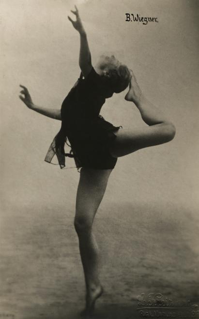 Melnbalta fotogrāfija ar balerīnu dejā