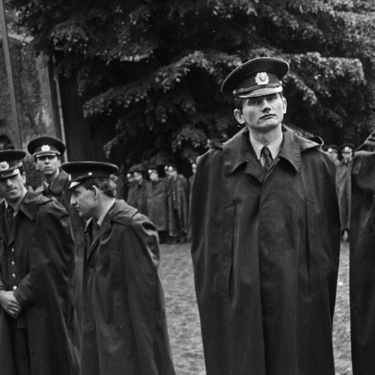 Jānis Deinats. Milicija pie Augstākās Padomes ēkas. 1990. Fotogrāfija. Autora īpa&scaron;ums. Foto: Jānis Deinats