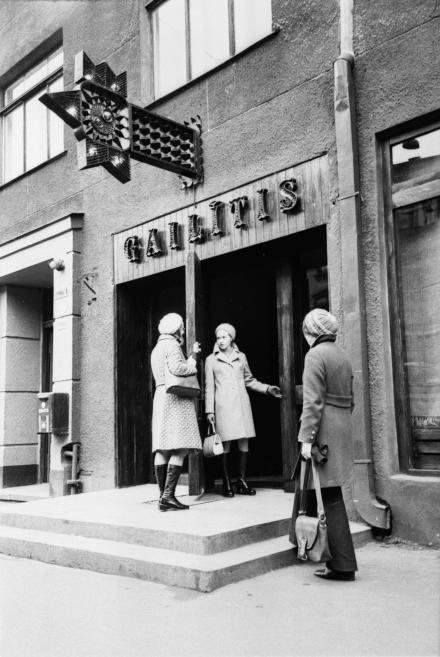 Kafejnīcas &ldquo;Gailītis&rdquo; ieejas fasāde Revolūcijas ielā (tagad &ndash; Matīsa iela),  Rīgā. 1974.   Latvijas Nacionālais arhīvs. Foto: Genādijs Maidanovs. Ilustrācija Agneses Strautiņas lekcijai