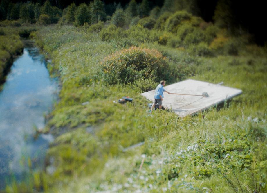 Andris Eglītis in the process of painting in Savvaļa. 2023. Photo: Aleksejs Beļeckis